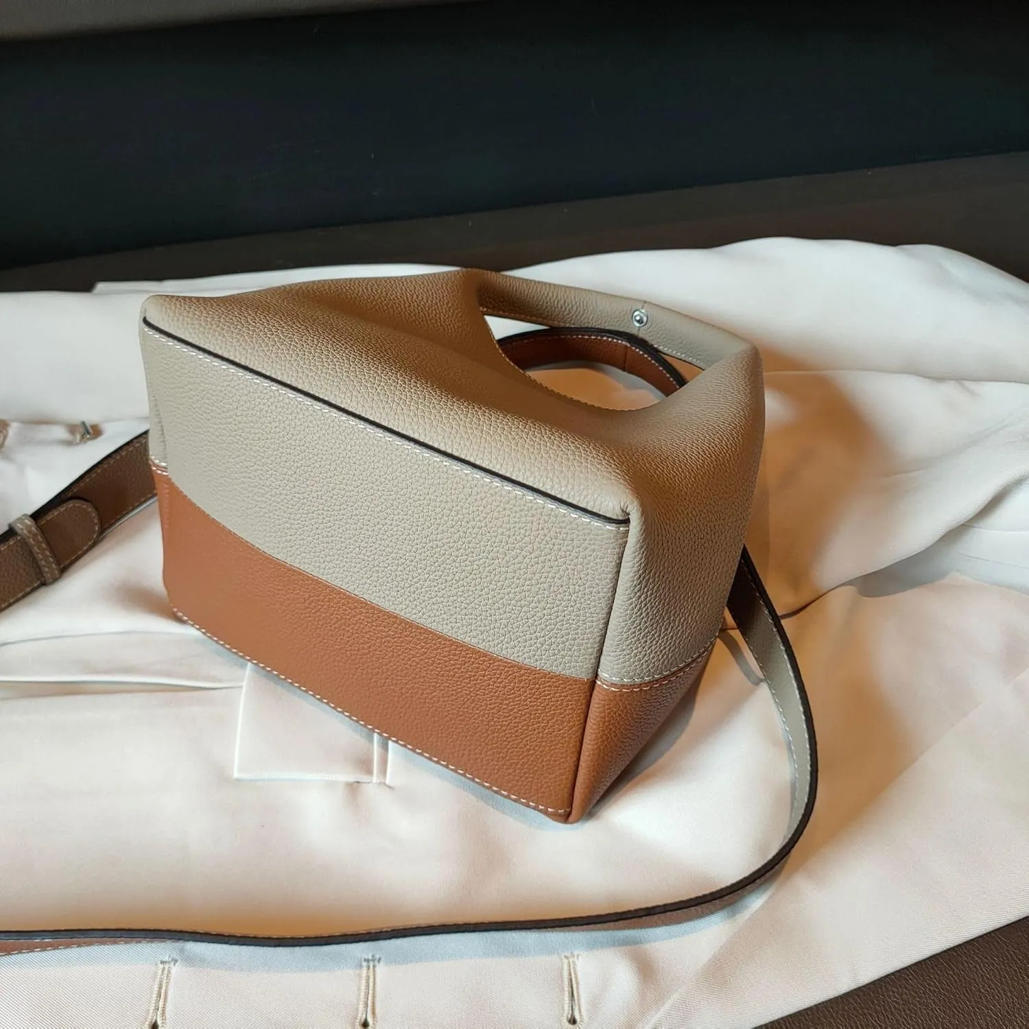 Women's Leather Commuting Bucket Bag Color-blocking Handbag Cowhide Basket Shoulder Crossbody Bag Top Handle Versatile